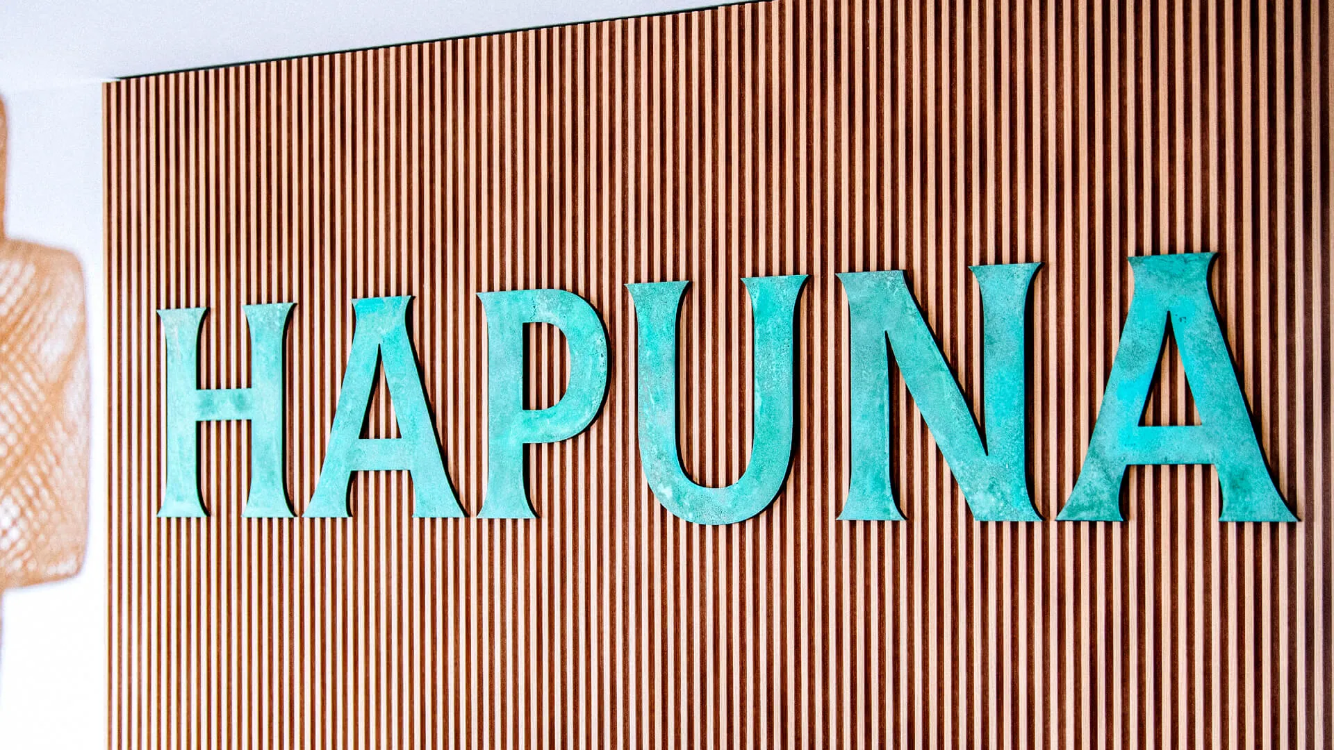 Hapuna - słowo wykonane z metalu w stylu industrialnym pokryte patyną
